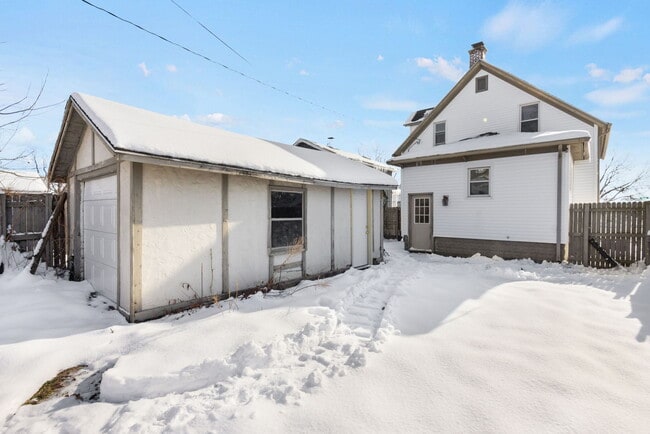 Building Photo - 302 E Grove St