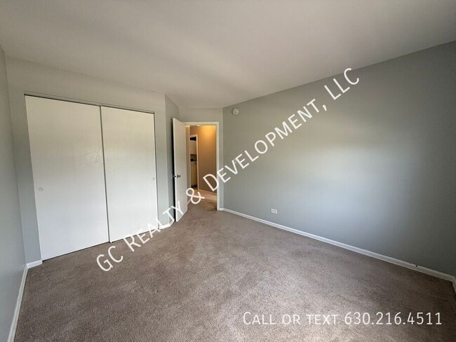 Building Photo - 671 W Streamwood Blvd