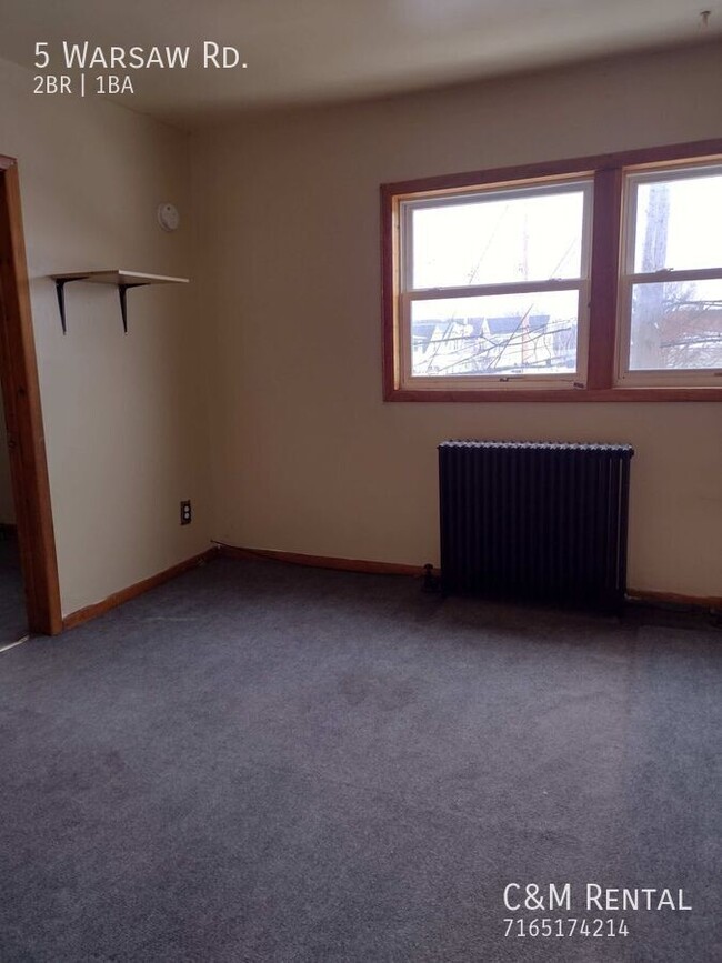 Building Photo - 2 Bedroom Upper Apartment with potential f...