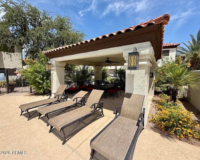 Building Photo - 9990 N Scottsdale Rd