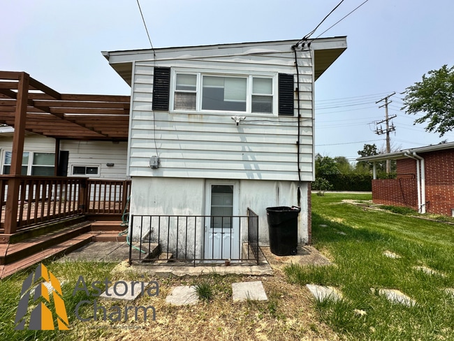 Building Photo - Spacious 4 Bedroom + Den Home with Private...
