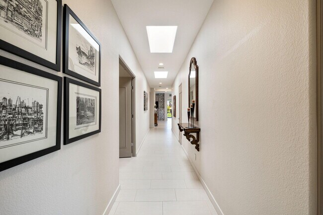 Building Photo - 502 Desert Holly Dr
