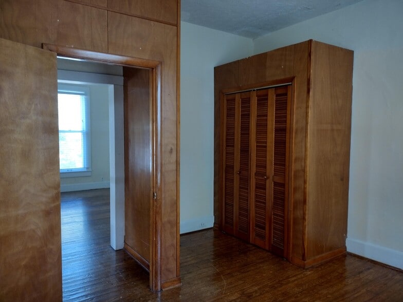 Building Photo - 705 W 13th St