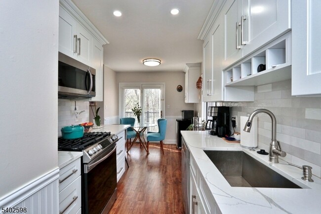 Building Photo - 35 Mews Ln