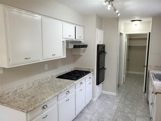 Building Photo - 1007 Reseda Dr