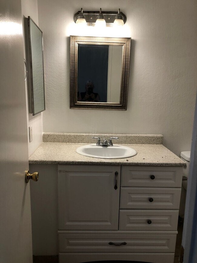 Building Photo - Santa Ana townhome style.  2 bed, 1 1/2 ba...