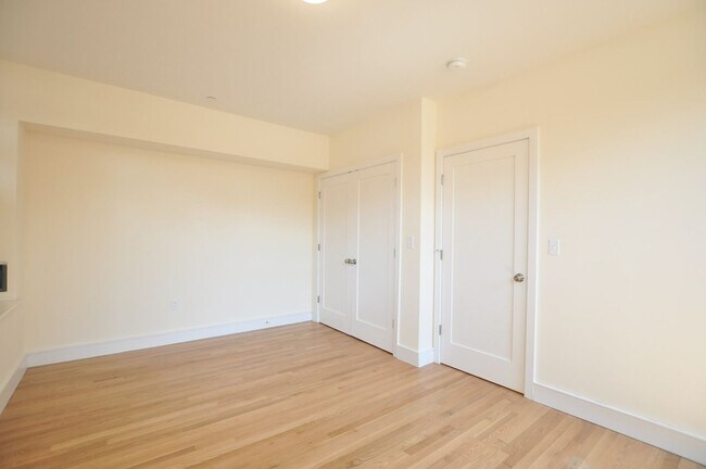 Building Photo - 883 Beacon St