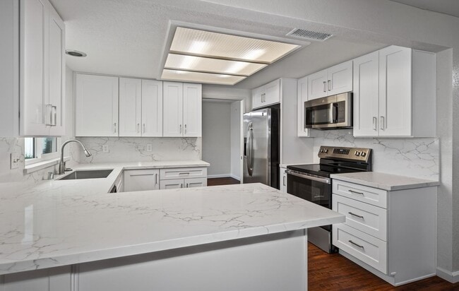 Building Photo - Spacious Updated Single Story - Walk to LLUMC