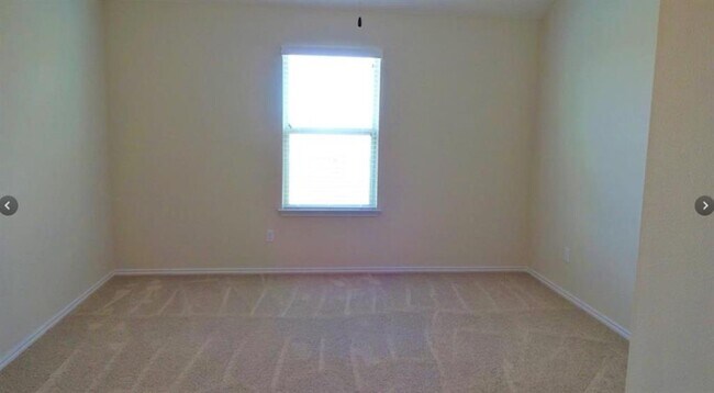 Building Photo - 704 Carillion Dr