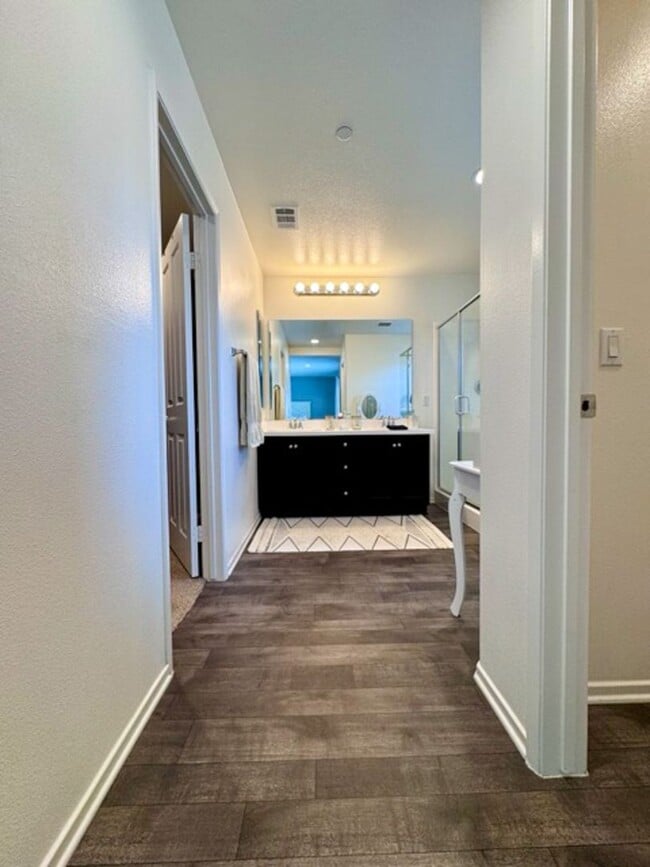 Building Photo - Beautiful 3 bedroom Town house available f...