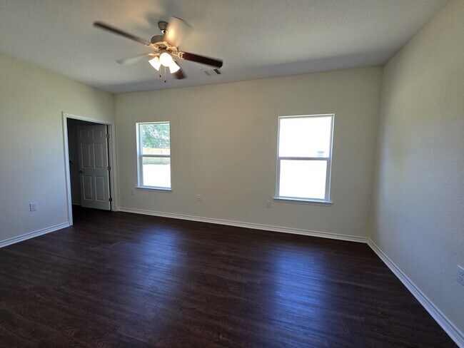 Building Photo - 3/2/2-Ready for Move In