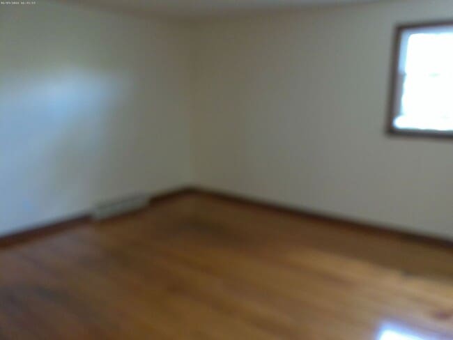 Building Photo - Bright  Second Floor Flat Across from Barr...