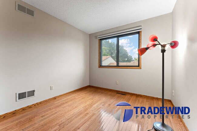 Building Photo - 560 Donegal Cir