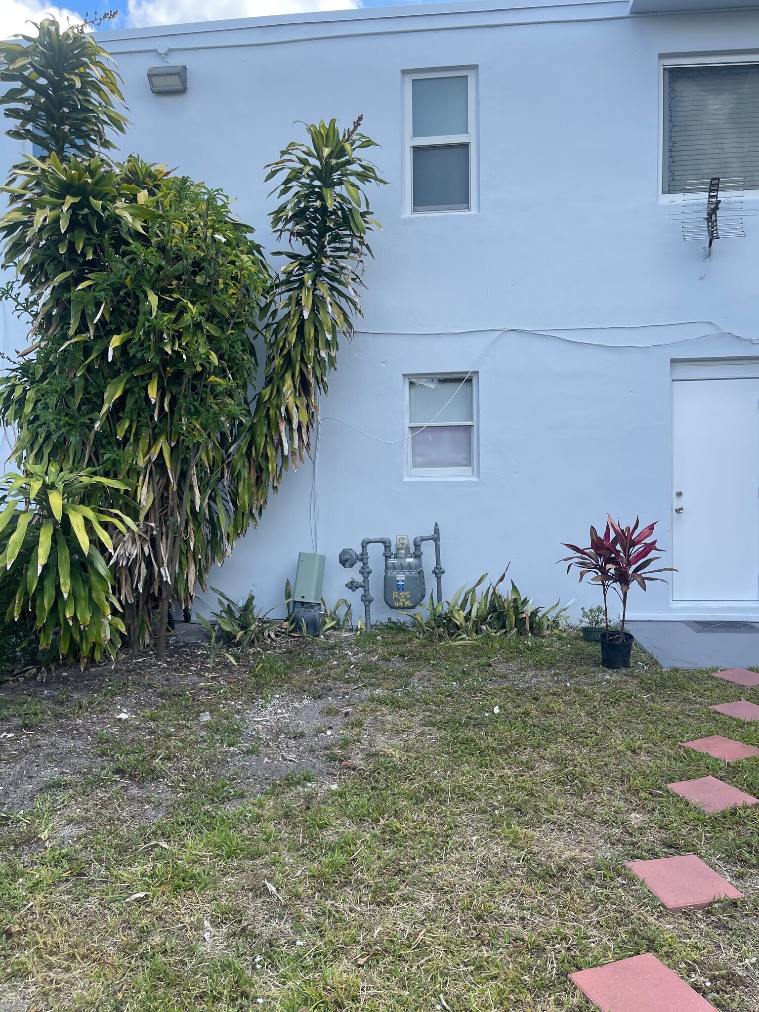 Building Photo - 1255 W 49th St