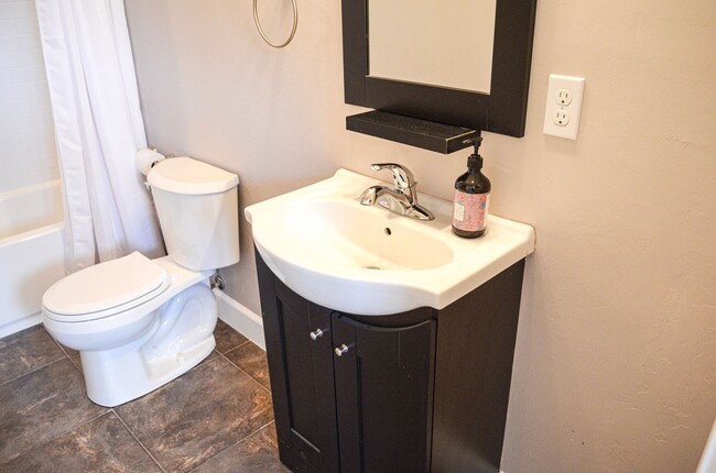 Building Photo - Gorgeous remodeled 3-bedroom, 2.5 bath hom...