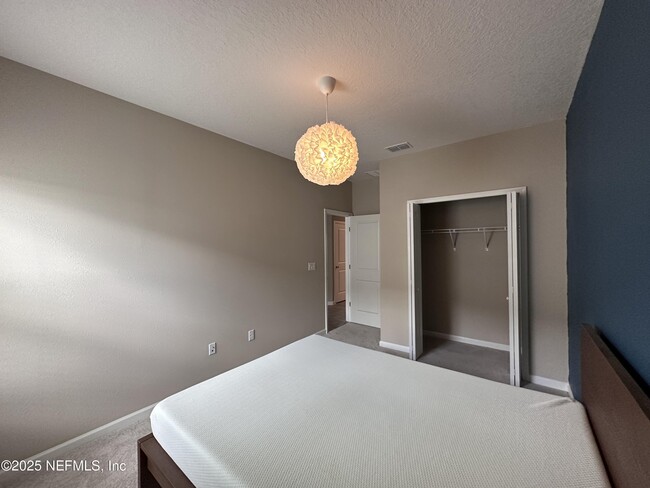 Building Photo - 3960 Cloverdale Ct