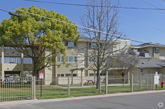 Building Photo - Yosemite Manor