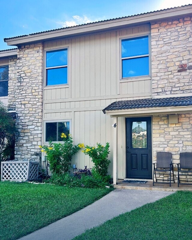 Building Photo - 300 Lucy Ln