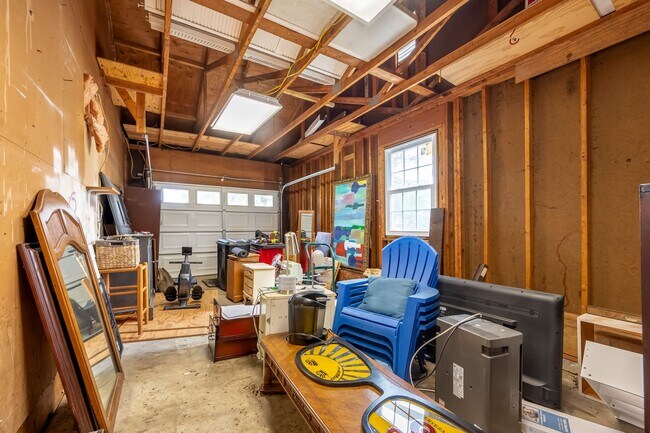 Building Photo - Spacious Ranch Close to Campus