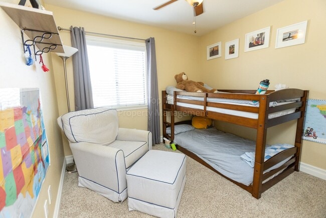 Building Photo - Beautiful 3 bed / 2.5 bath / 1,150 sqft Town Home in walking distance to Vista Village