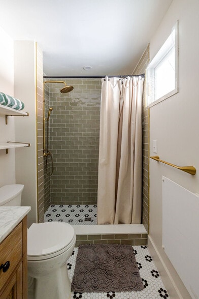 Building Photo - 552 Columbia St