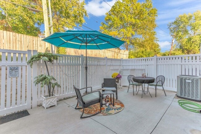 Building Photo - 1656 Herault Pl