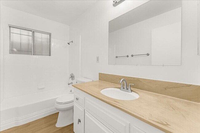 Building Photo - 517 Ximeno Ave