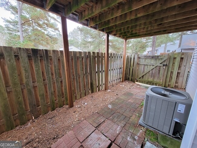 Building Photo - 104 Twiggs Cor