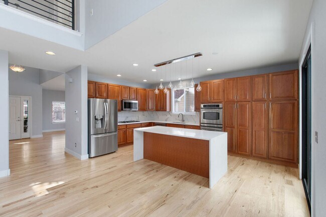 Building Photo - 4 Bedroom Dream Home waiting for you!