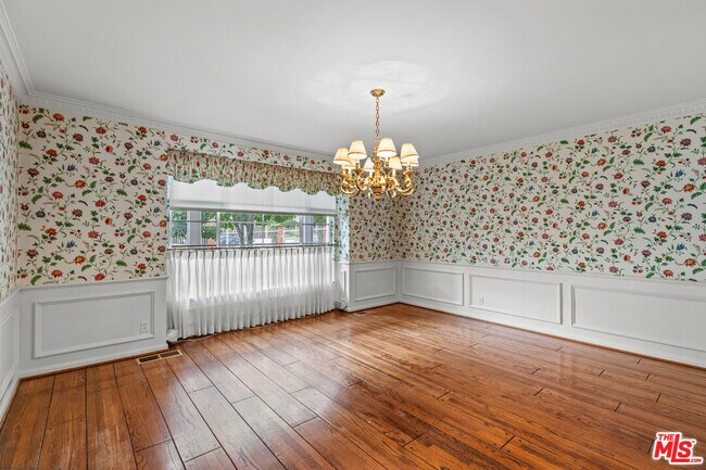 Building Photo - 710 Alta Dr