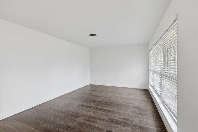 Building Photo - 2402 Little John Ln