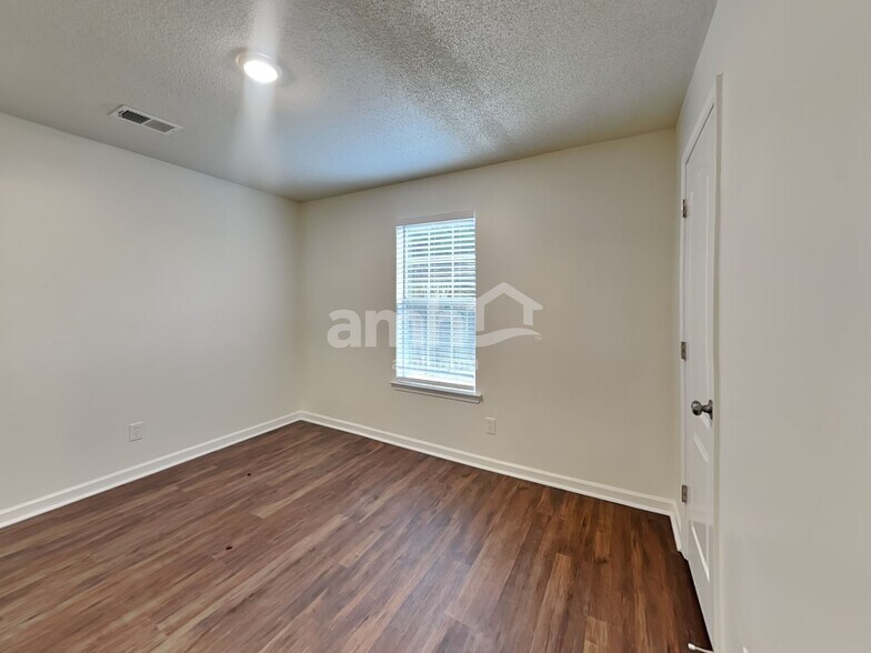 Building Photo - 30 Cheyenne Dr