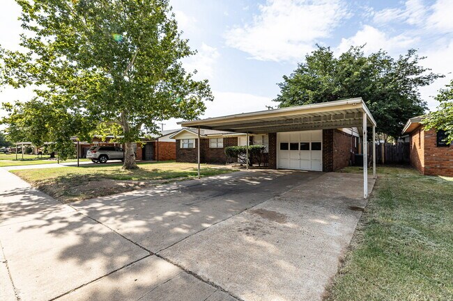 Building Photo - Updated 4 bedroom close to LCU and Tech