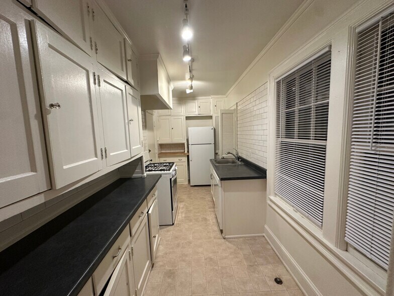 Building Photo - 1914 N Prospect Ave