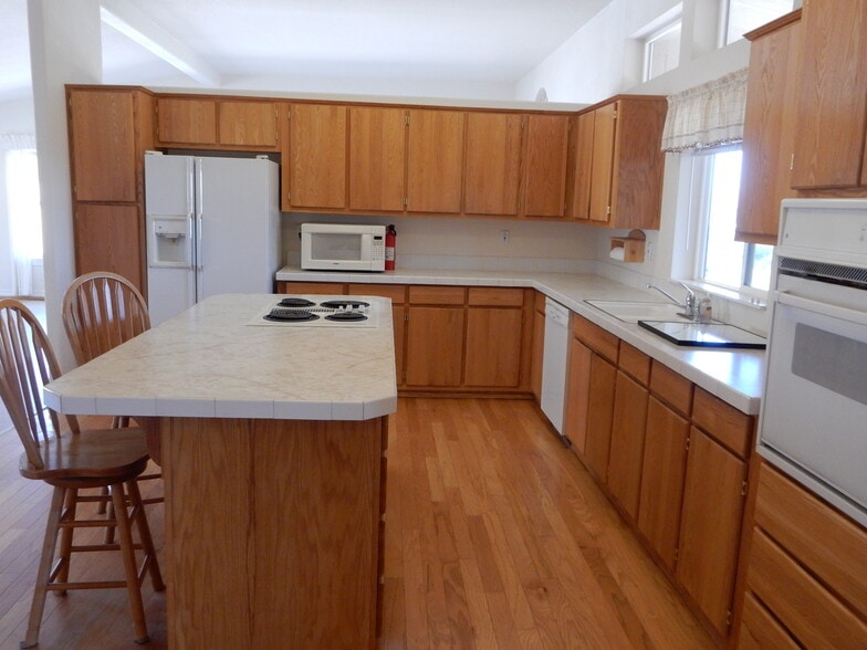 Building Photo - 2121 Springwater Avenue