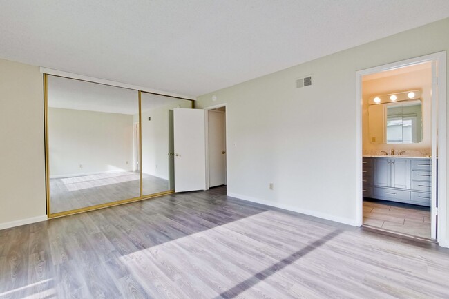 Building Photo - Lovely and Spacious 2BR 2.5BA Condo in Gre...