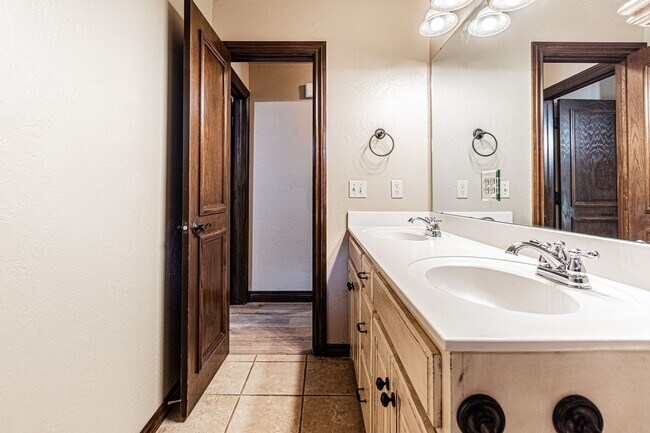 Building Photo - 4 Bed 3 Bath in Edmond!