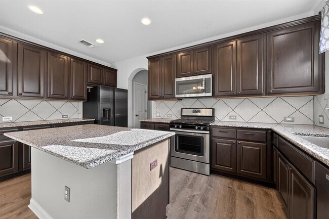 Building Photo - 5800 Baythorne Dr