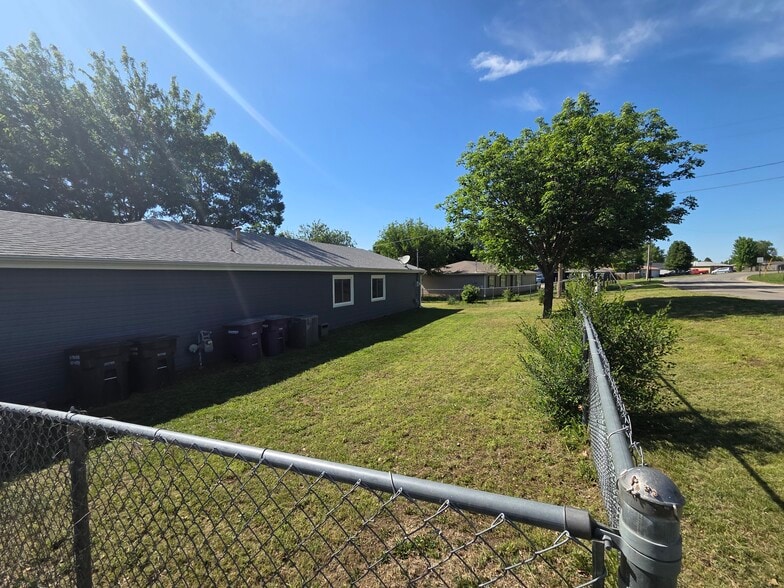 Building Photo - 401 Stallion Cir