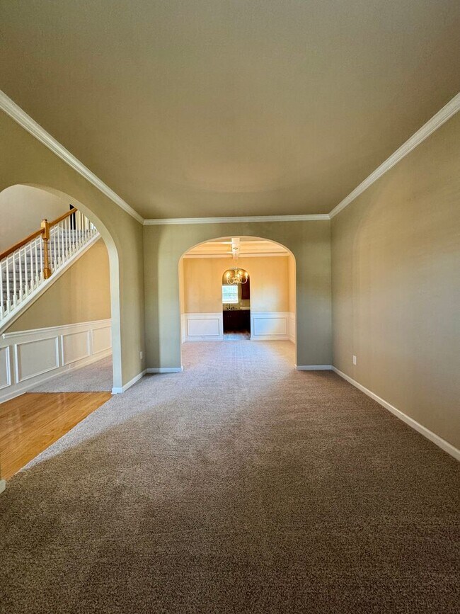 Building Photo - This beautiful 4-bedroom, 2.5-bath home Move-in ready and is waiting for you!