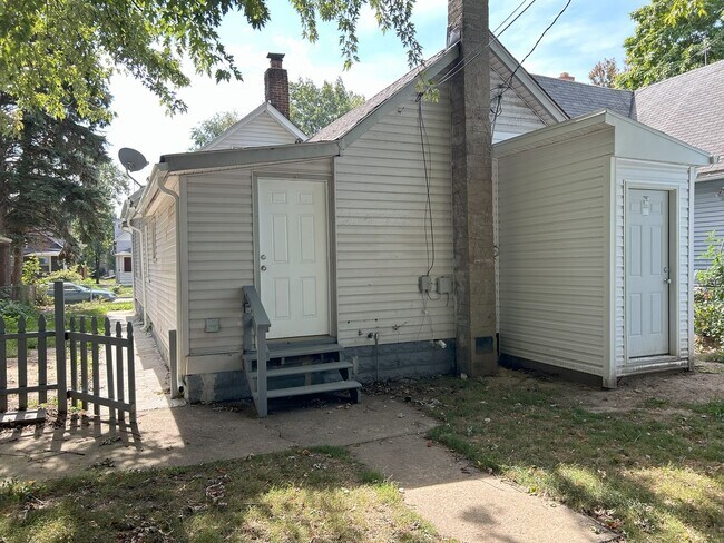 Building Photo - Cudell neighborhood - 2 bedroom/1 bathroom, Single Family Home