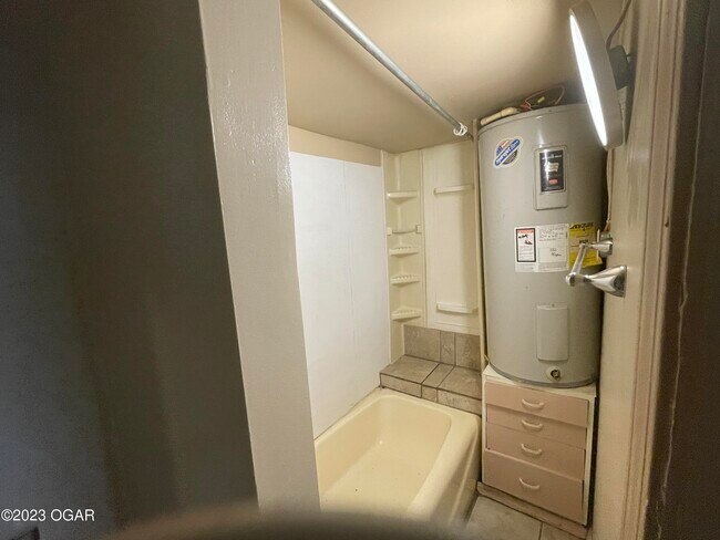 Building Photo - 1801.5 E Broadway St