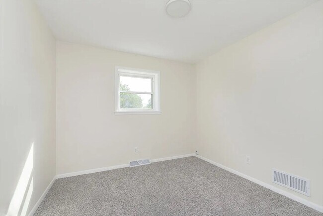 Building Photo - Renovated Duplex: Move-In Ready! 3 Bed, 1....