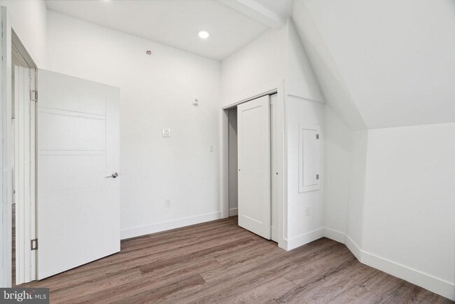 Building Photo - 5164 Ridge Ave