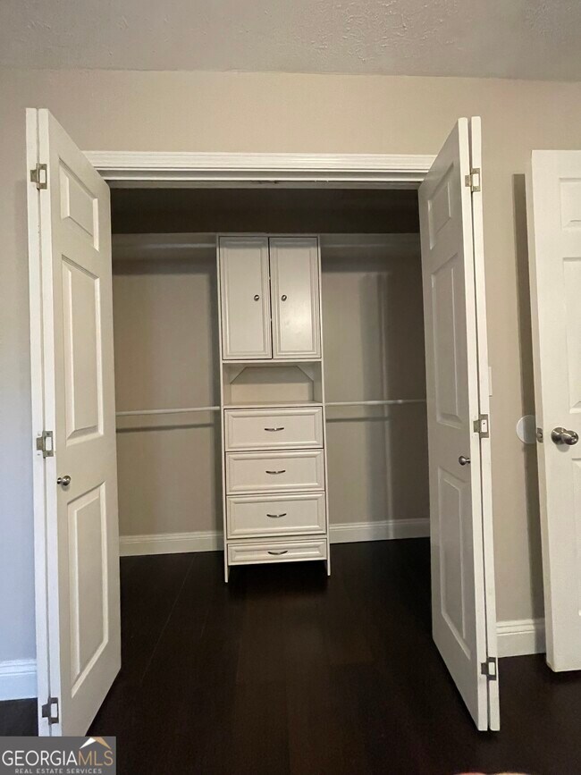 Building Photo - 2880 Florence Dr