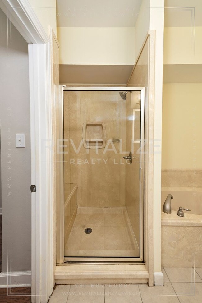 Building Photo - 3 Bed 3 Bath Townhome in West Mobile