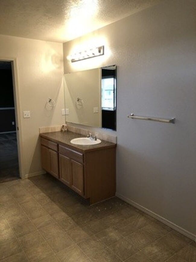 Building Photo - Walking distance to Settlers Park