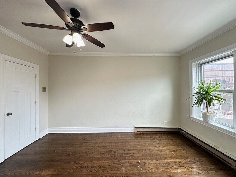 Building Photo - 655 W Roscoe St