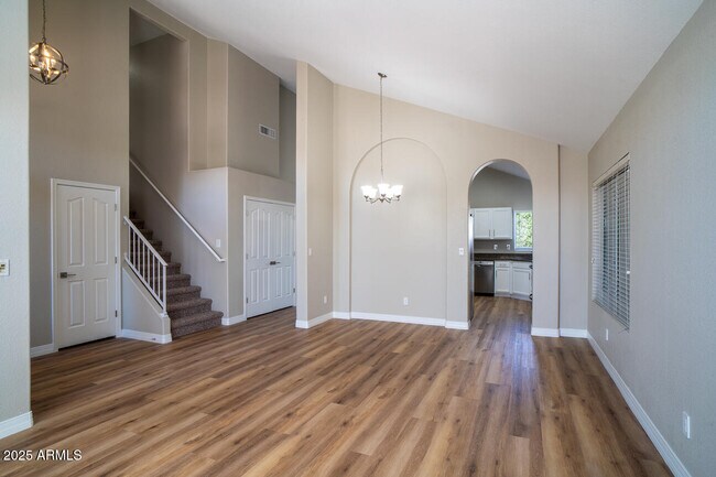 Building Photo - 2550 E Taro Ln