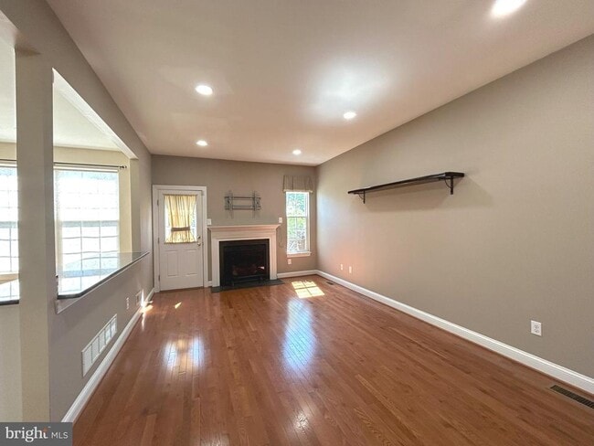 Building Photo - 122 Providence Ln